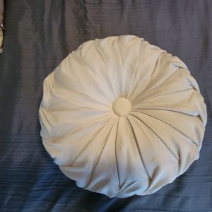 Pinwheel Round pleated accent pillow